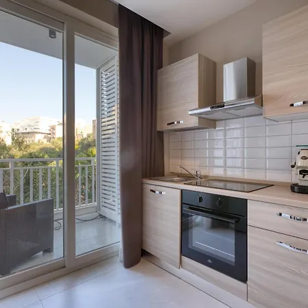 Проживание в семье Marea Seaview Слима
