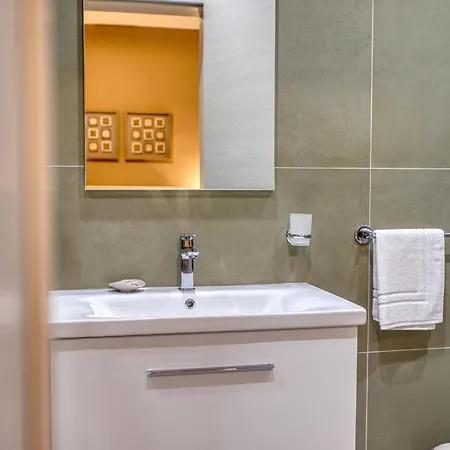 Проживание в семье Marea Seaview Слима